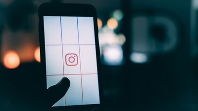 使用带有Instagram标志的智能手机的人截图bokeh摄影